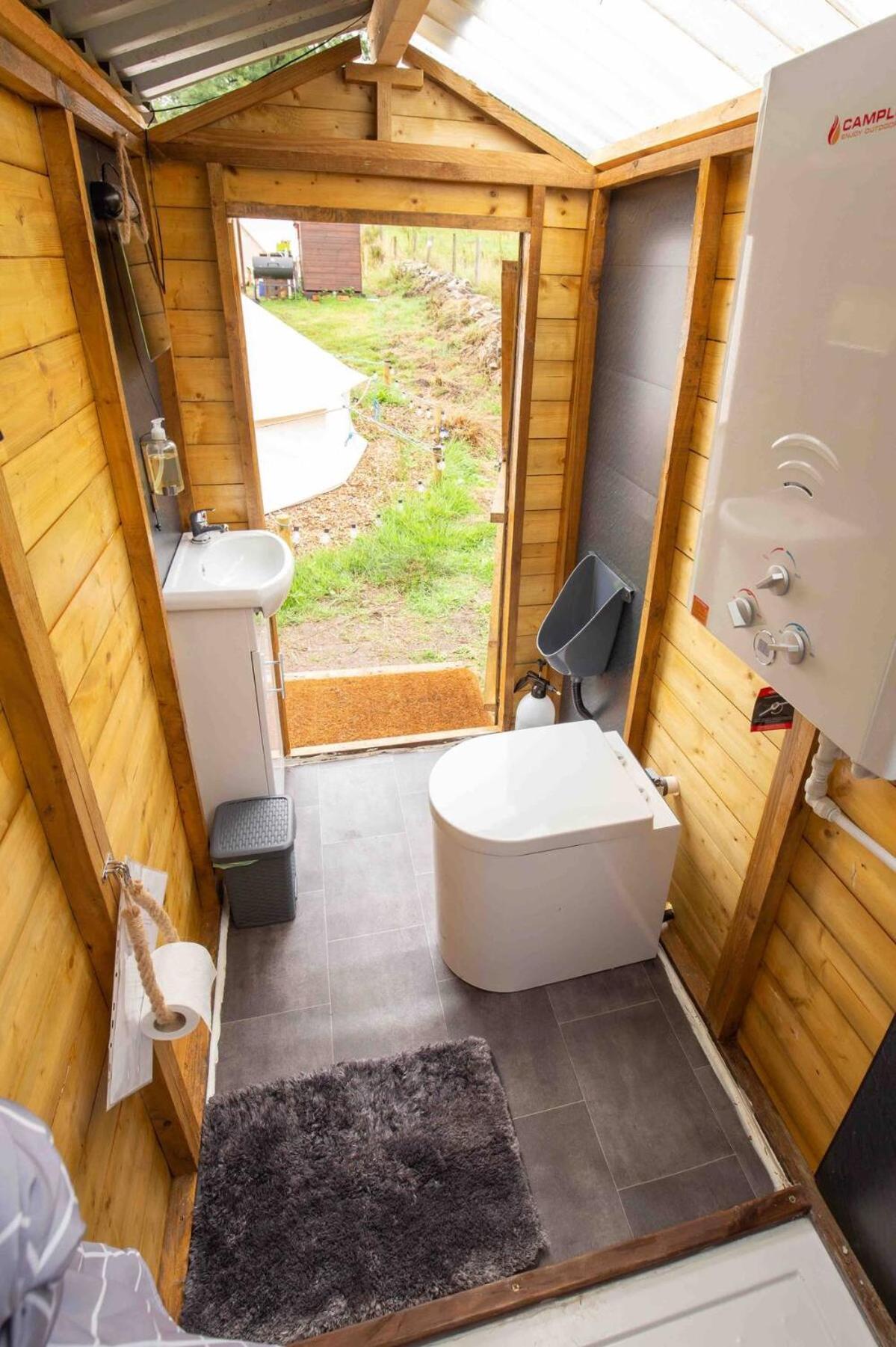 Roaches Retreat Family Glampsite, Rocky Reach Bell Tent With Outdoor Adventures And Campfire Nights Upper Hulme Екстериор снимка