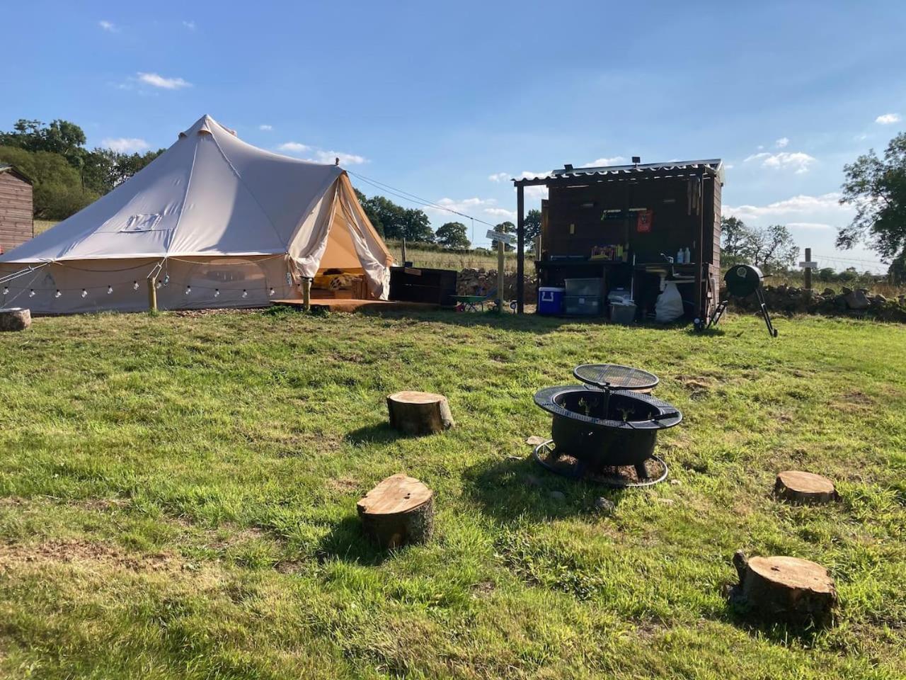 Roaches Retreat Family Glampsite, Rocky Reach Bell Tent With Outdoor Adventures And Campfire Nights Upper Hulme Екстериор снимка