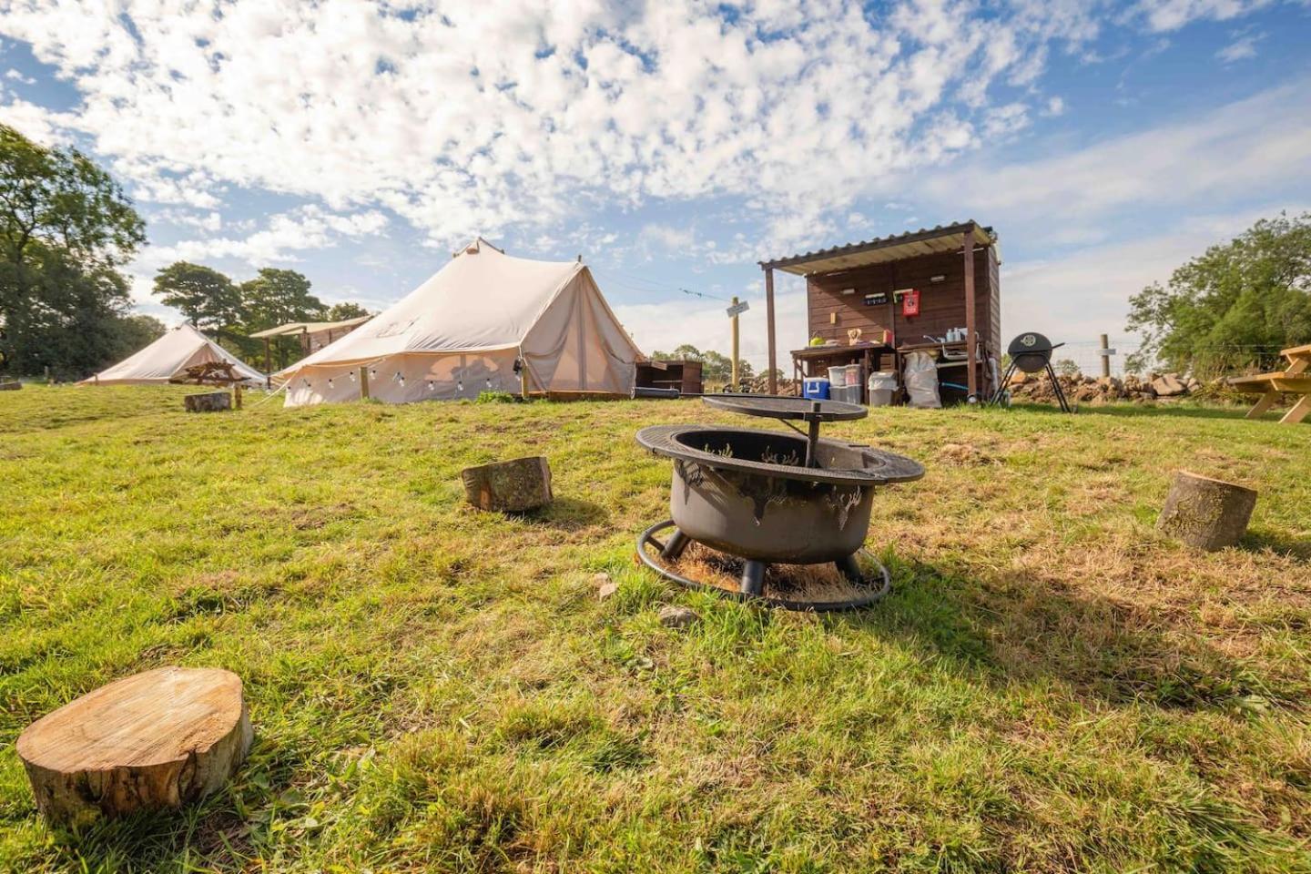 Roaches Retreat Family Glampsite, Rocky Reach Bell Tent With Outdoor Adventures And Campfire Nights Upper Hulme Екстериор снимка
